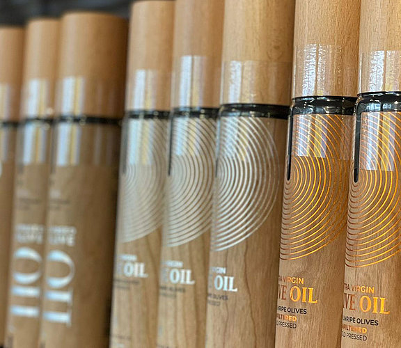 Olivenöl von Greenomics in dekorativer Glasflasche in Holzoptik